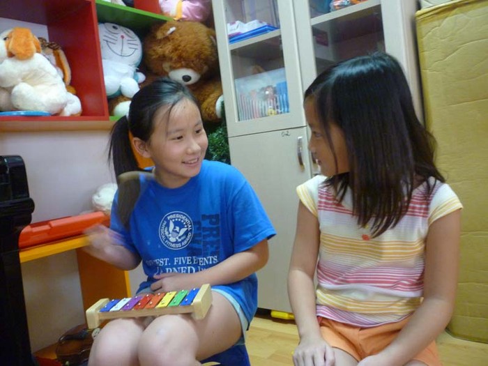 Hai cô bé hứa sẽ còn quay trở lại với các bạn nhỏ tại Lớp học Nhân ái trước khi kết thúc kỳ nghỉ hè tại Việt Nam.